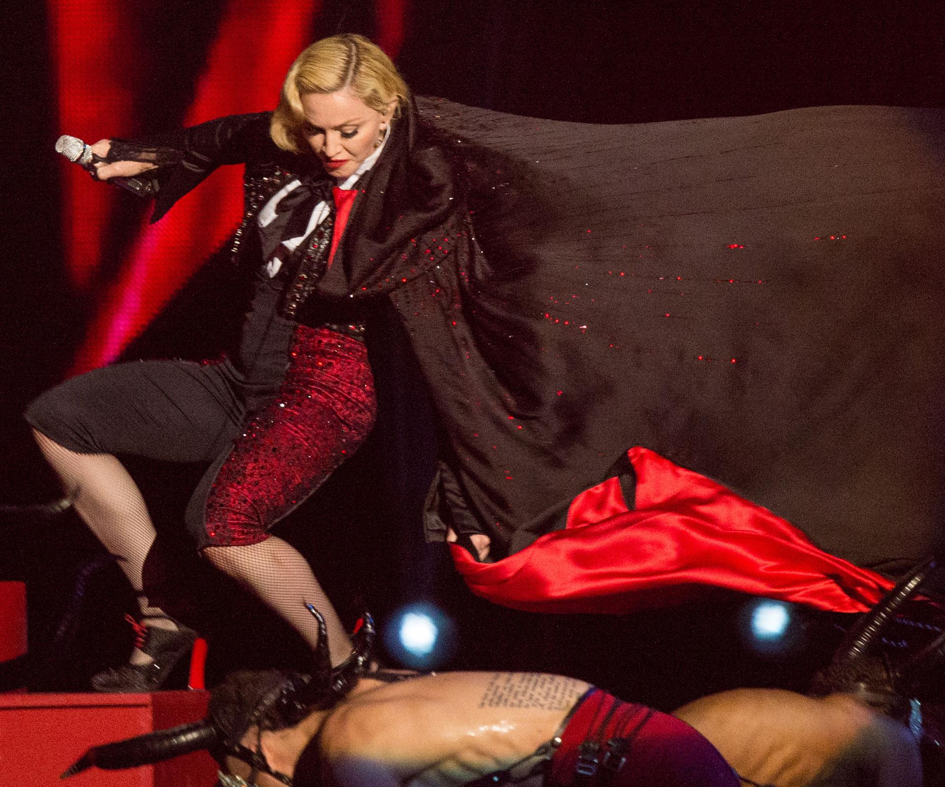 Madonna takes a tumble at the Brit Awards