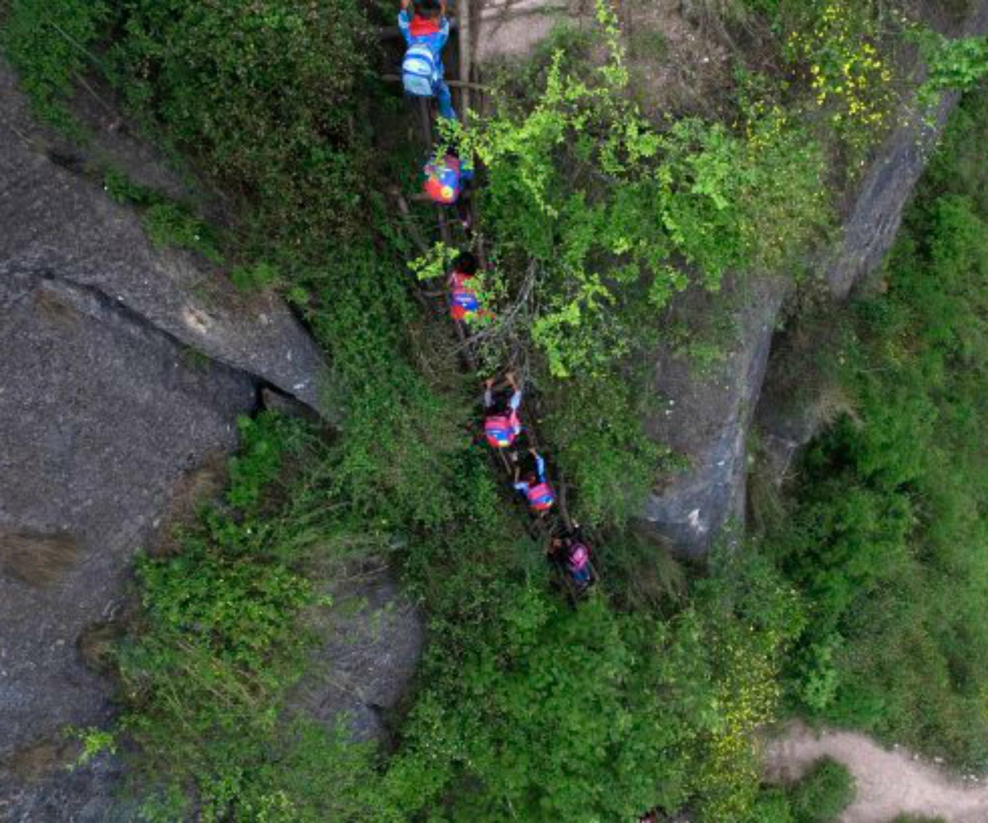 Chinese children climb 800m ladder to get to school