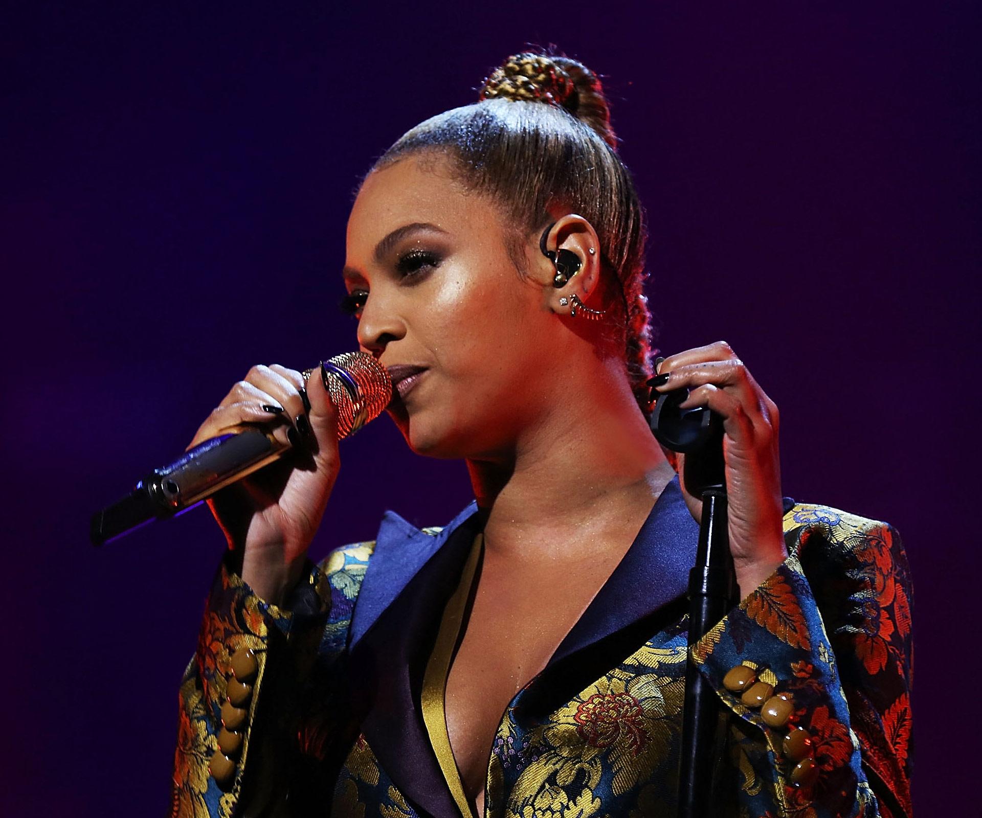 Watch Beyonce rip earlobe during performance