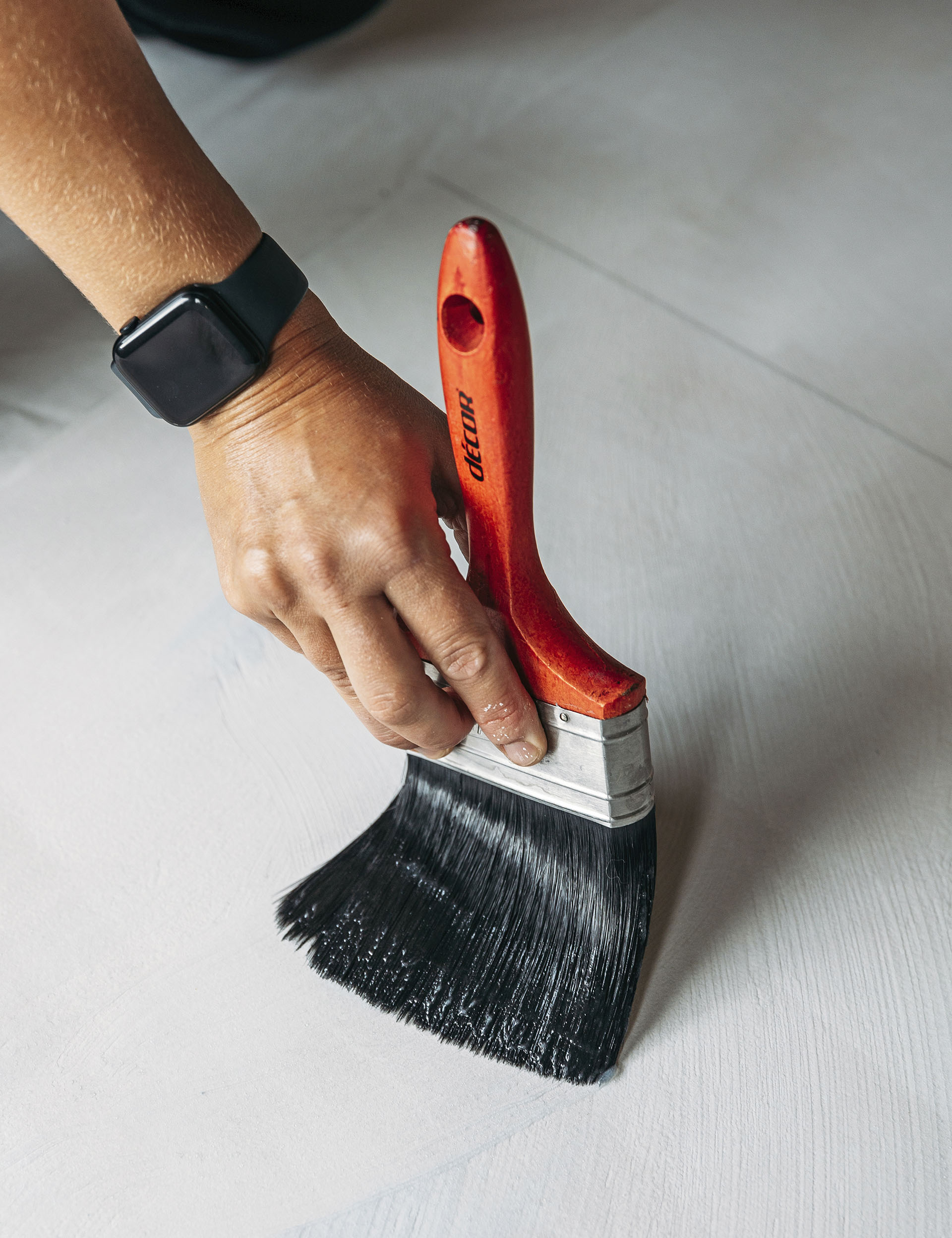 Apply wallpaper glue