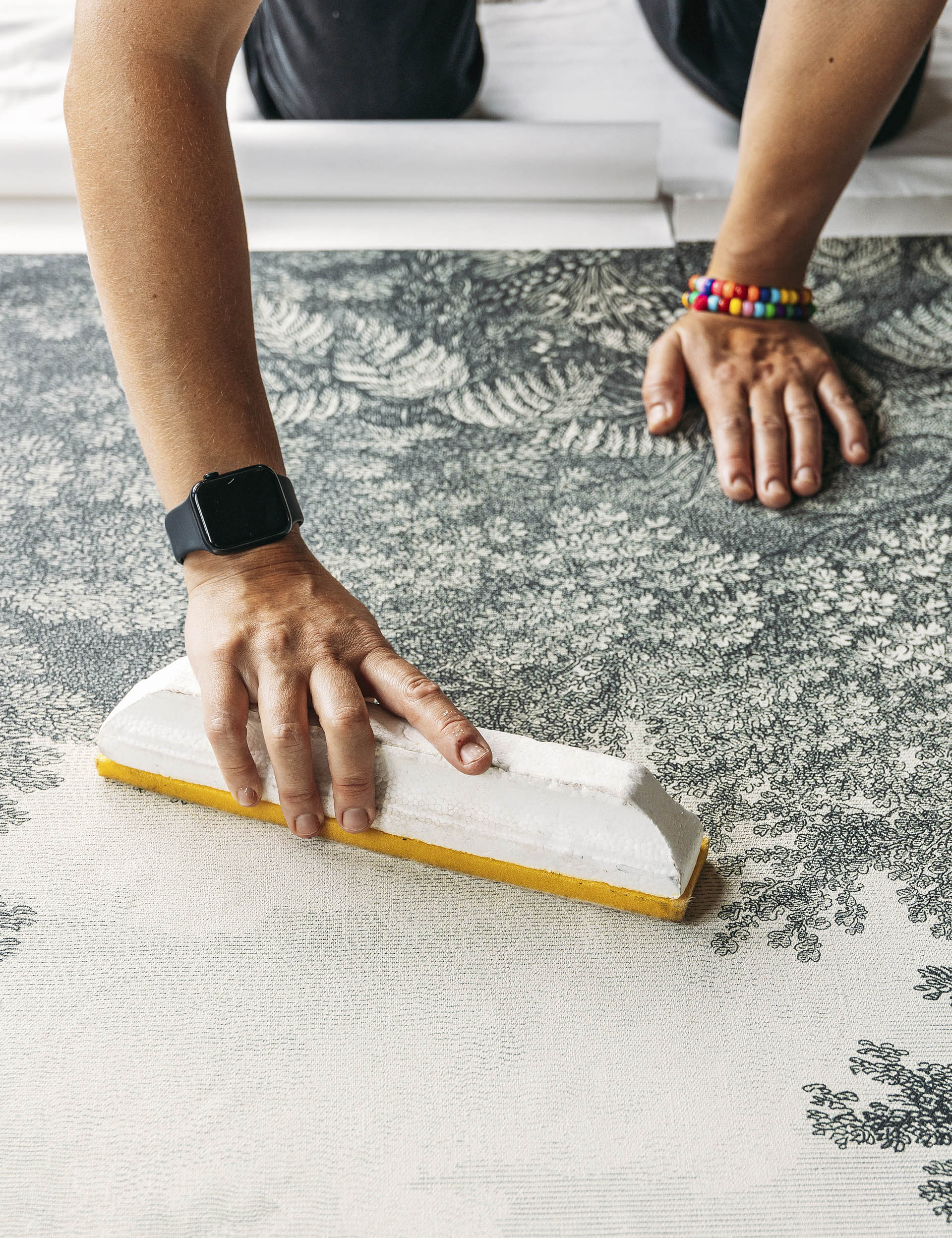 Lay the wallpaper panels