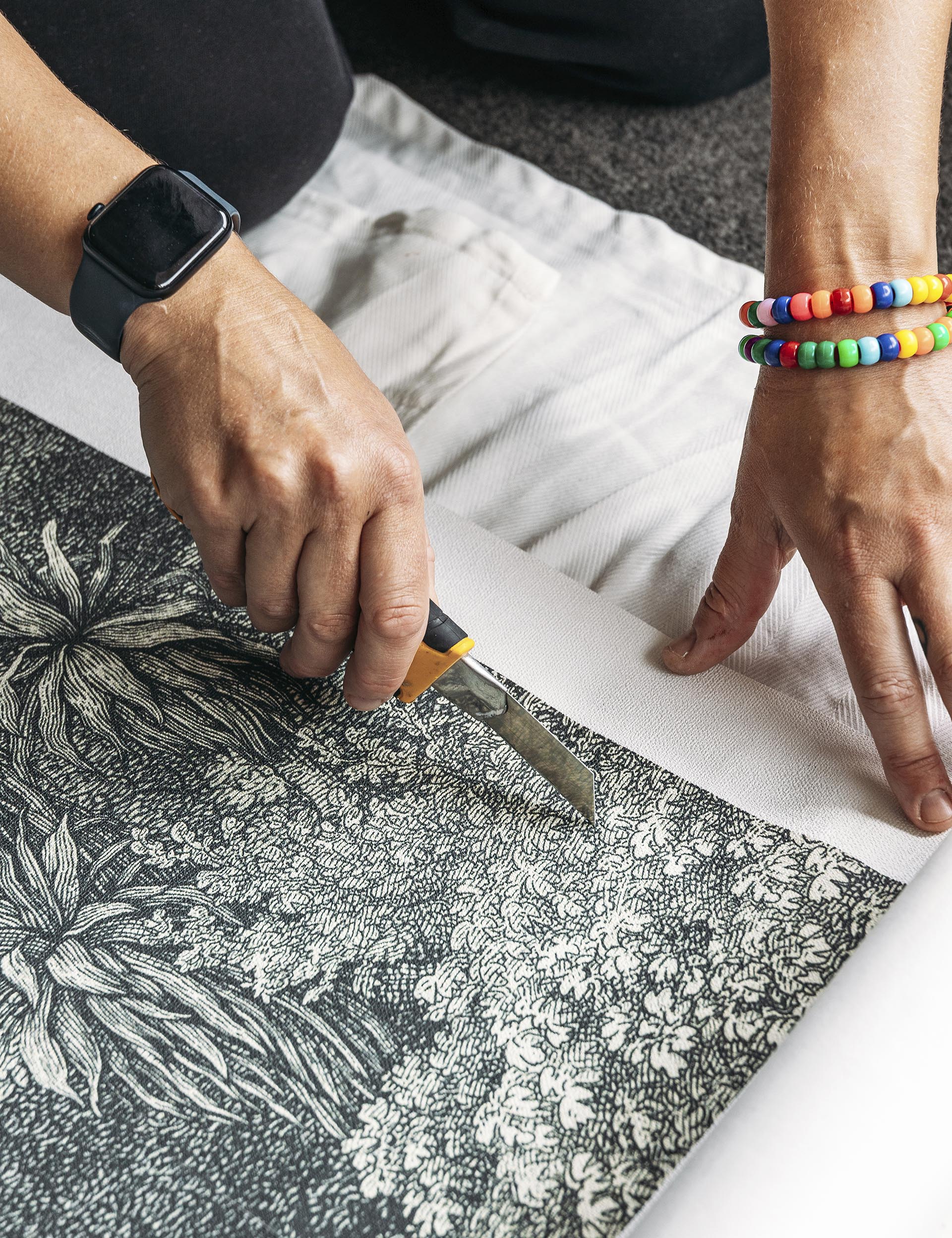 Trimming wallpaper edges