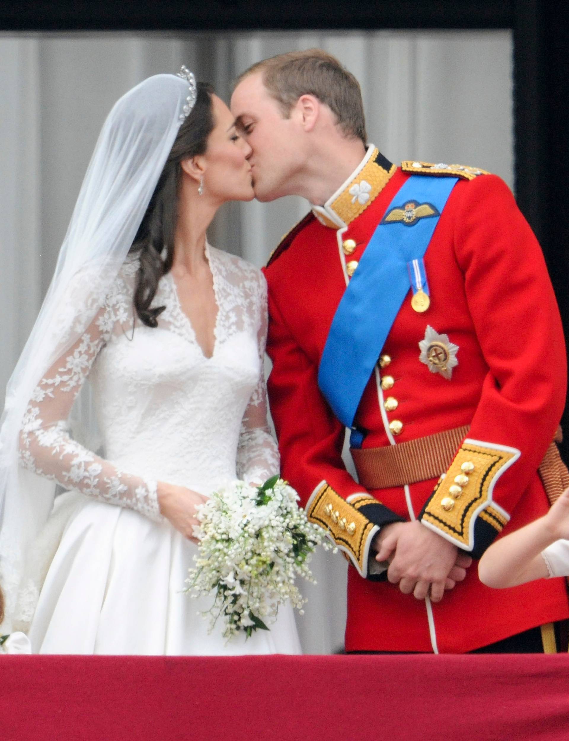 William and Kate kissing on the balcony on their wedding day