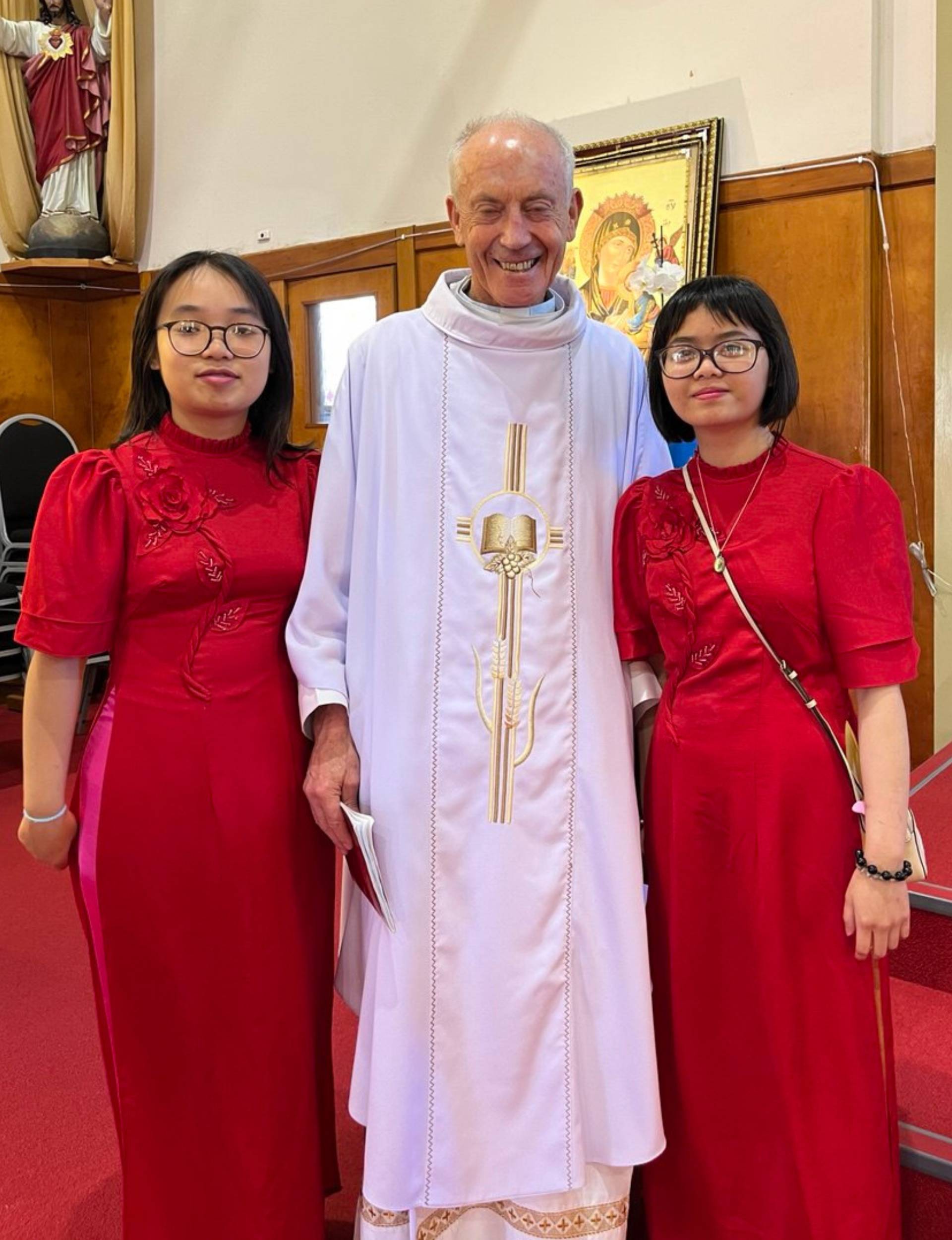 Alisa Pham and Vicky Ngo with a reverend
