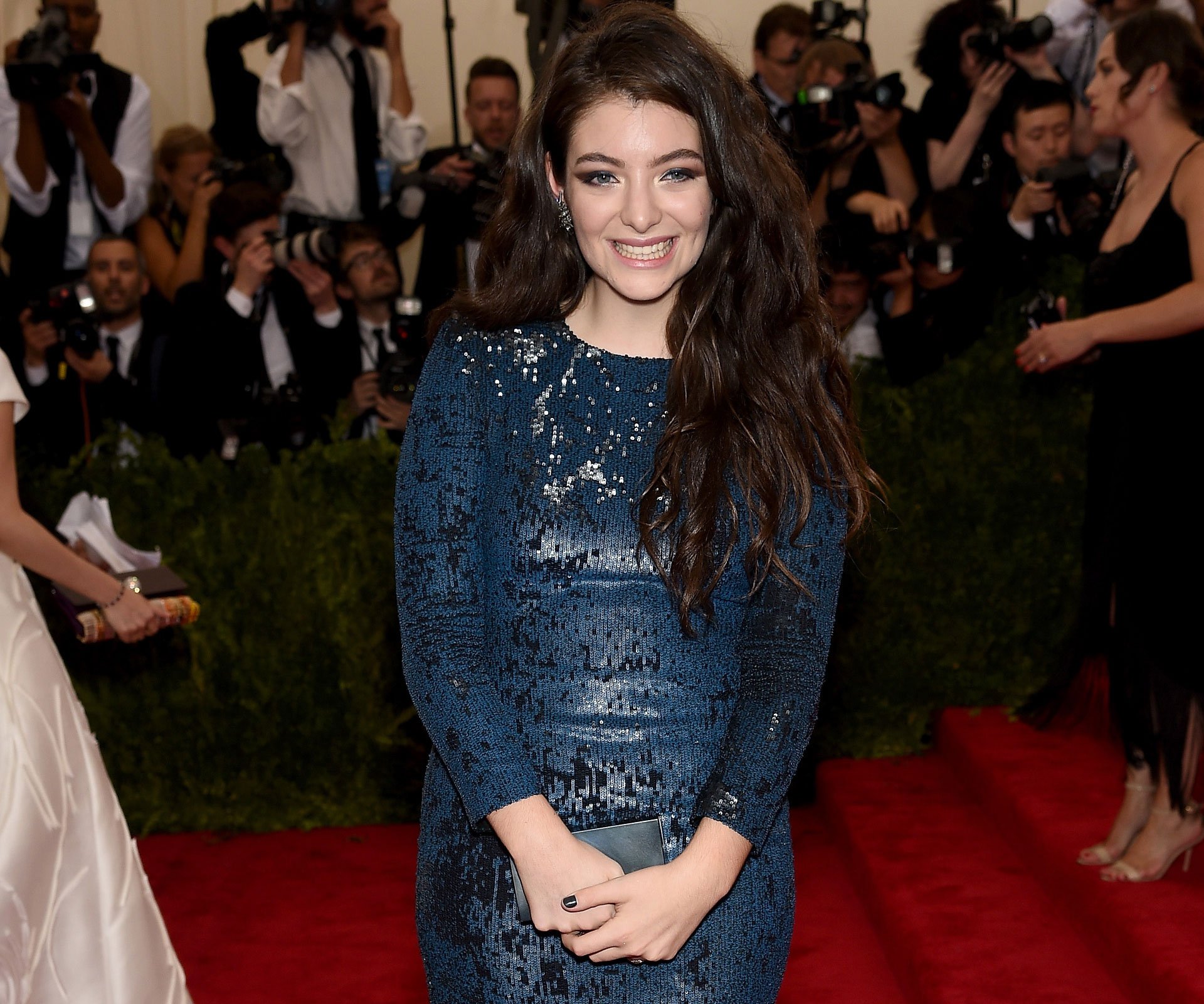 Lorde debuts steamy new music video for ‘Magnets’