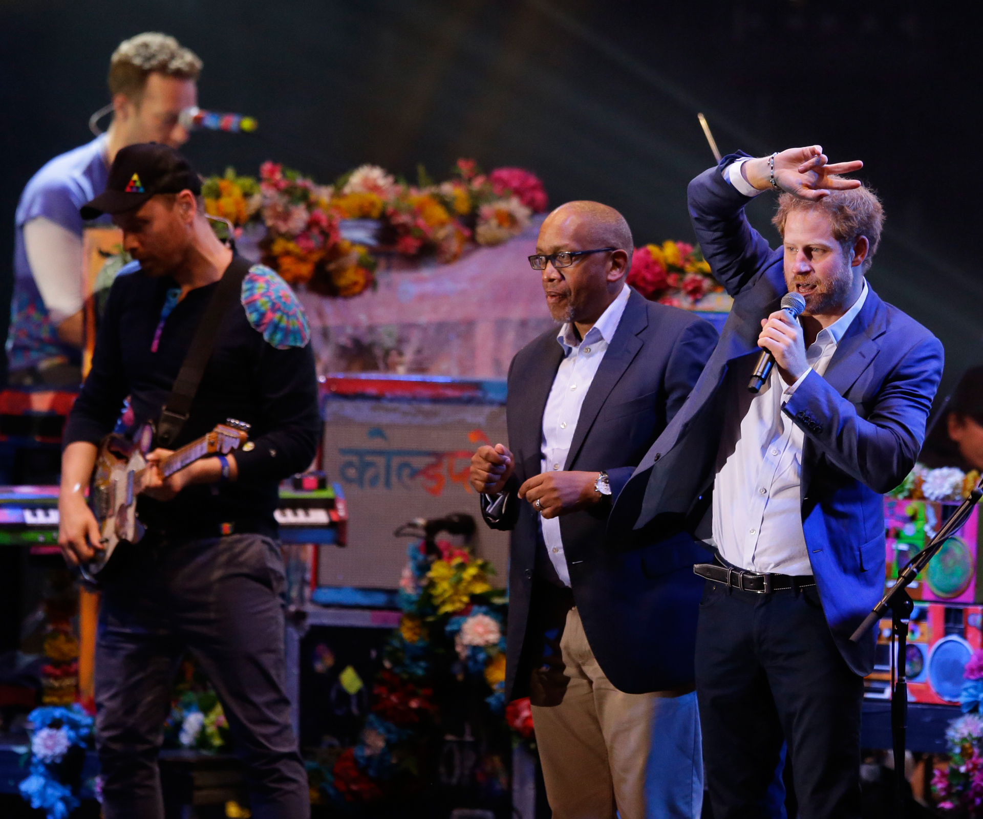 Prince Harry and Coldplay rock the palace!(02)
