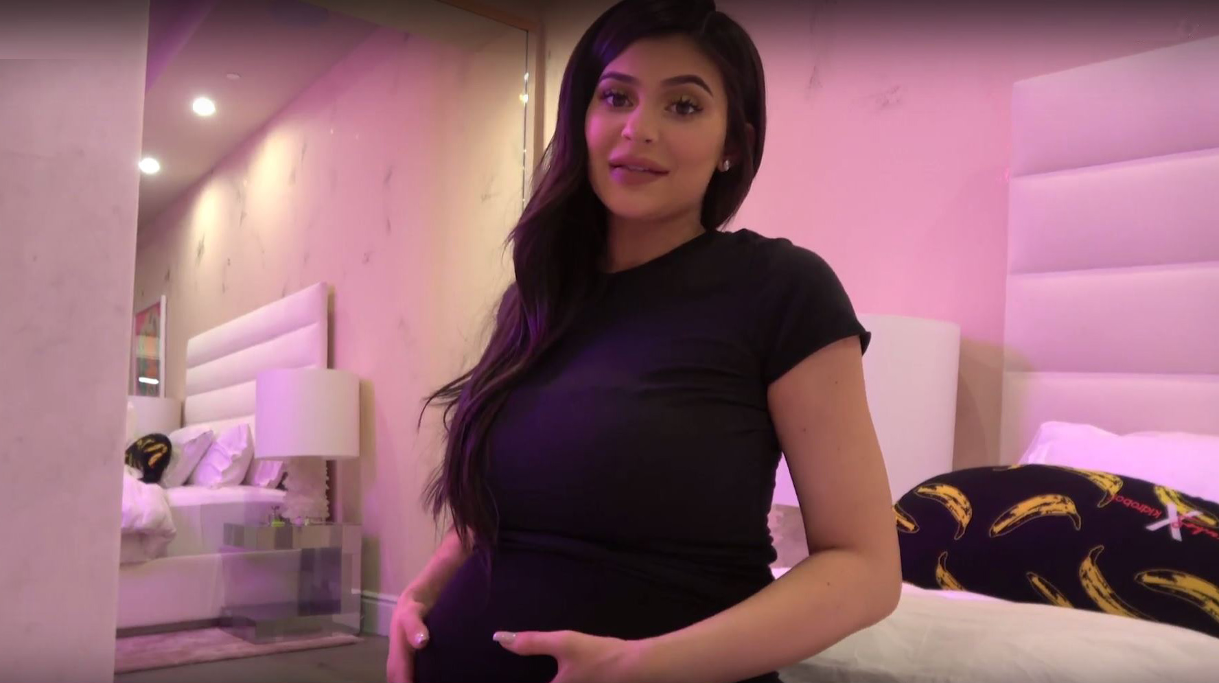 Kylie Jenner gives birth to baby girl