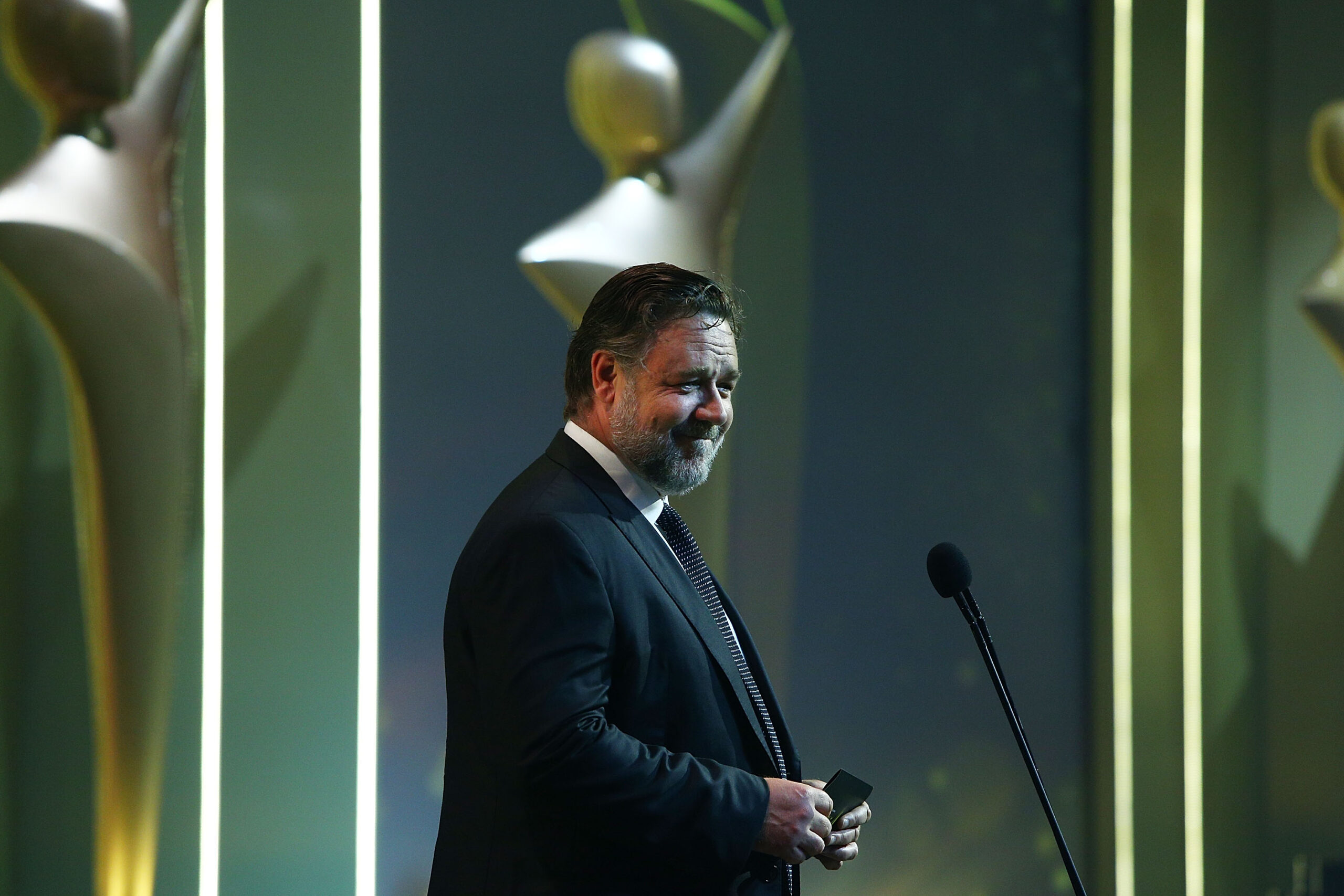 Russell Crowe holds an ‘Art of Divorce’ auction
