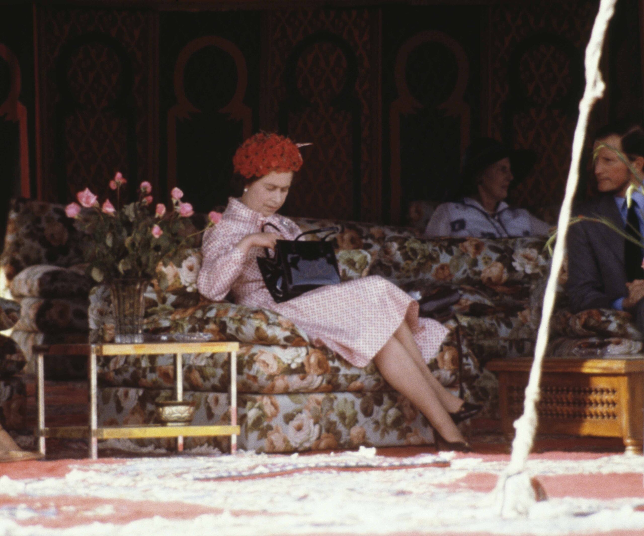 queen elizabeth looking in her handbag marrakech