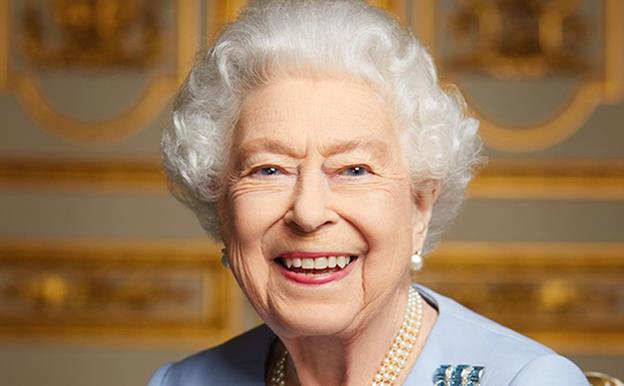 The sentimental meaning behind the Queen’s jewellery in the newly-released final official portrait