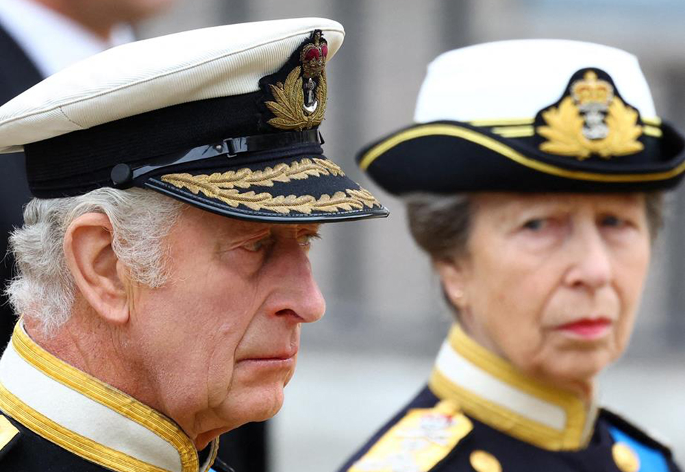 Devastating photo reveals the true grief behind King Charles’ stoic appearance at the Queen’s funeral