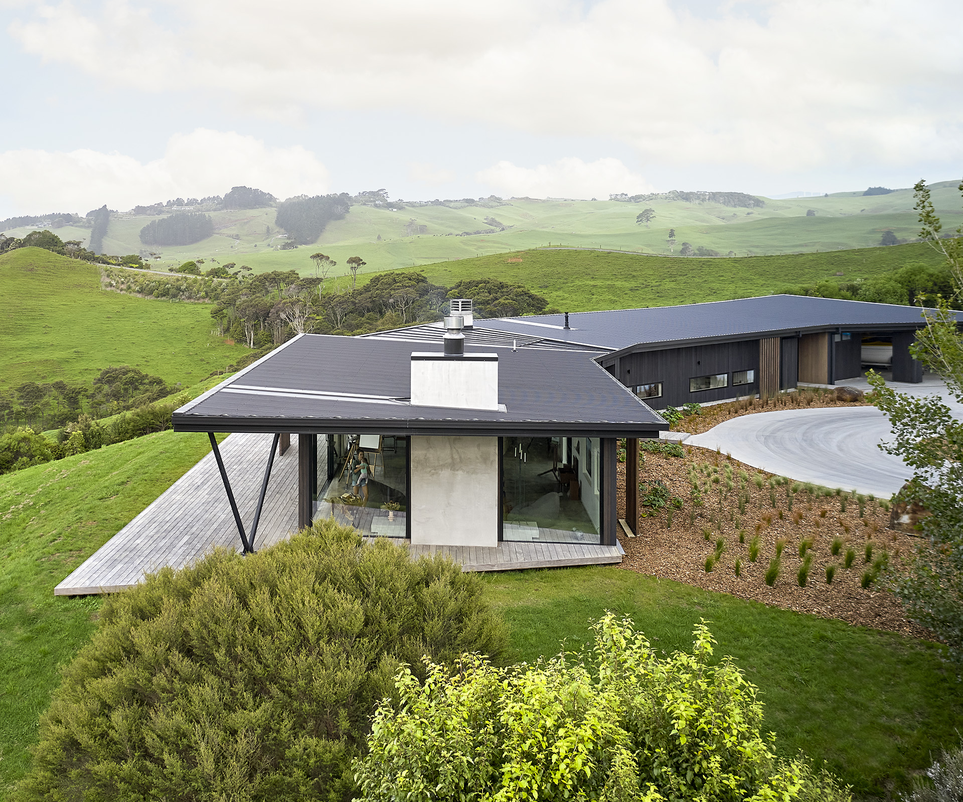 The design of this statement Raglan home pays tribute to its stunning views