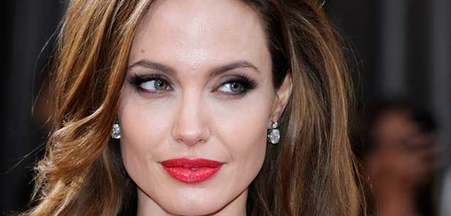 Angelina Jolie consults monk for wedding date