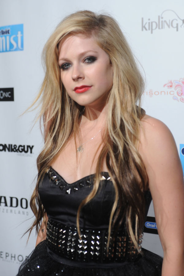 Avril Lavigne dating Wilmer Valderrama!