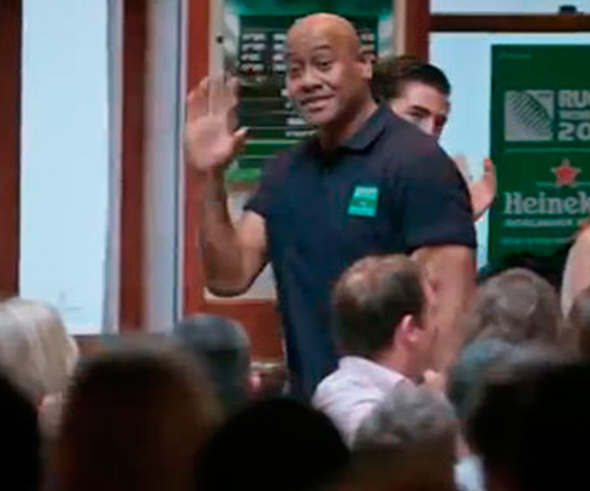 Rugby great Jonah Lomu has been pranking punters in an Irish pub, by hiding in a quiz machine.