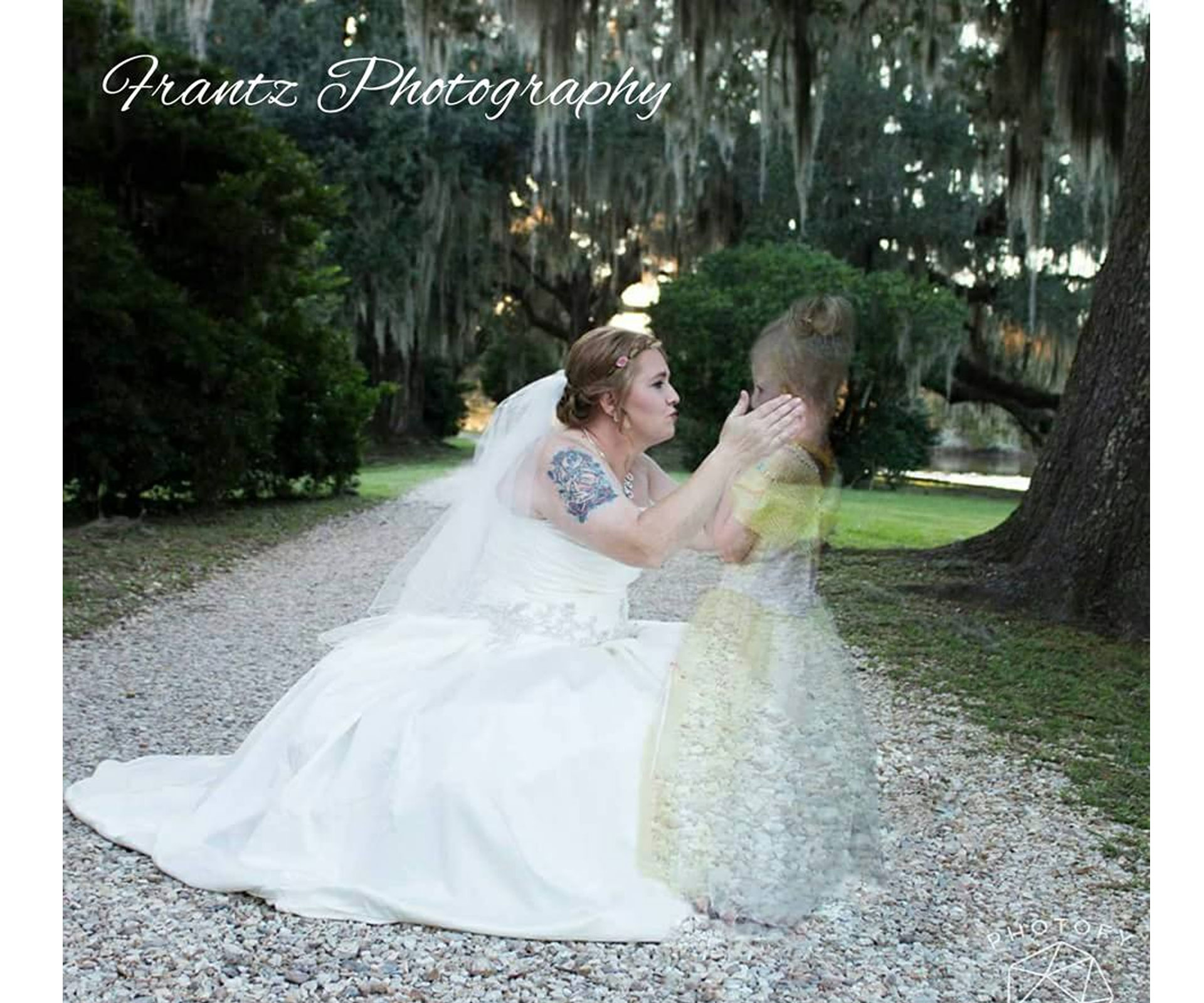Touching wedding photo goes viral
