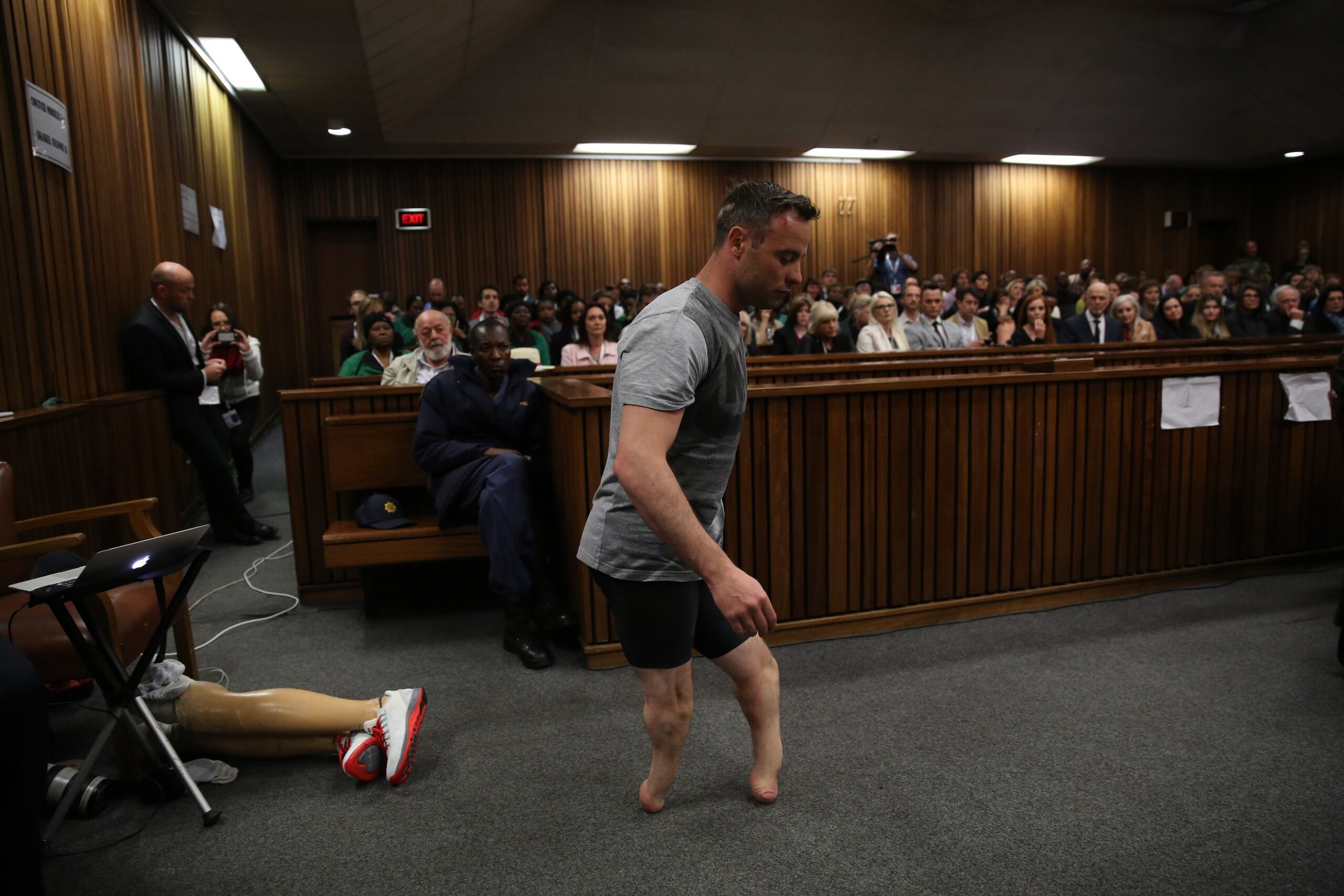 Oscar pistorius walks on his stumps in court