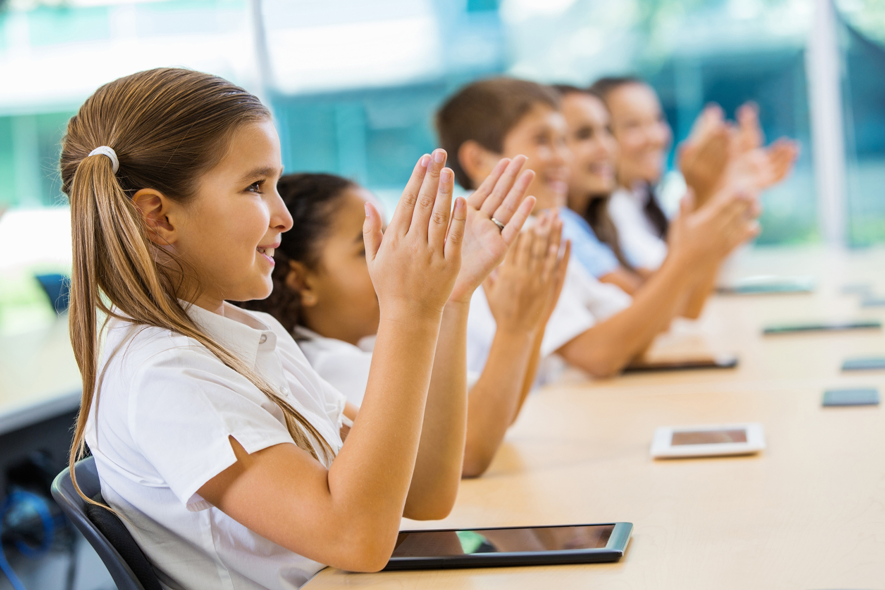 Primary school bans students from clapping